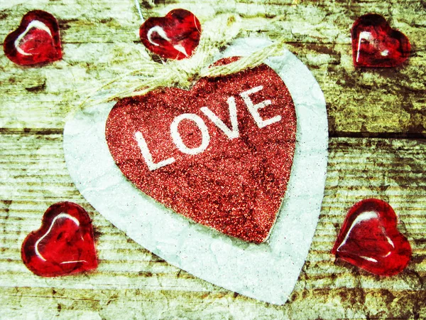 Valentines dag kjærlighetskonseptet hjerter på gammel trerygg – stockfoto