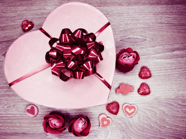 Hjärtan och rosa blommor gratulationskort alla hjärtans dag kärlek semest — Stockfoto