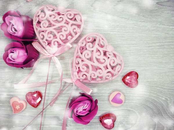 Valentijnsdag liefde vakantie concept hartjes op oude houten backgr — Stockfoto