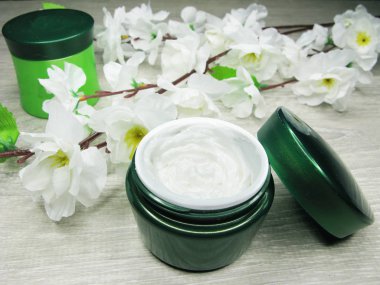 kozmetik krem yüz bakım ve beyaz sakura çiçekler için 