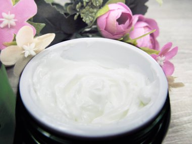 yüz bakımı ve gül çiçek için kozmetik krem 