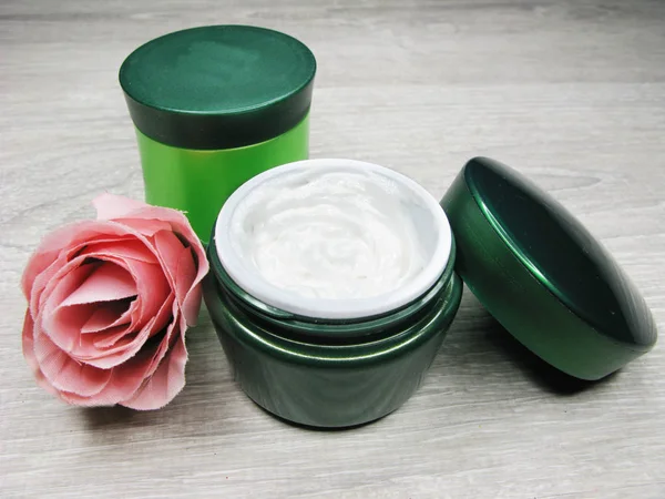 Crema cosmética para el cuidado de la cara y flores de rosas —  Fotos de Stock