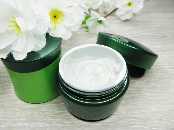 Cosmetic cream for face care and rose flowers — Stock Photo, Image