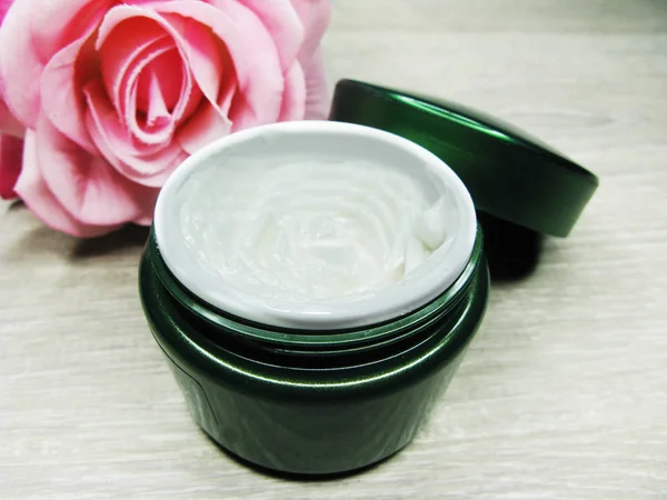 Crema cosmética para el cuidado de la cara y flores de rosas —  Fotos de Stock