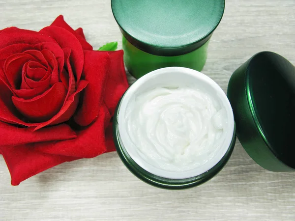 Creme cosmético para cuidados com o rosto e flores de rosa — Fotografia de Stock