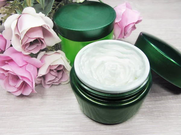 Crema cosmética para el cuidado de la cara y flores de rosas —  Fotos de Stock
