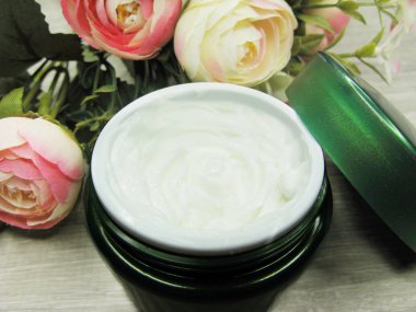 yüz bakımı ve gül çiçek için kozmetik krem 