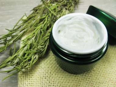 yüz bakımı ve biberiye yaprakları için kozmetik krem