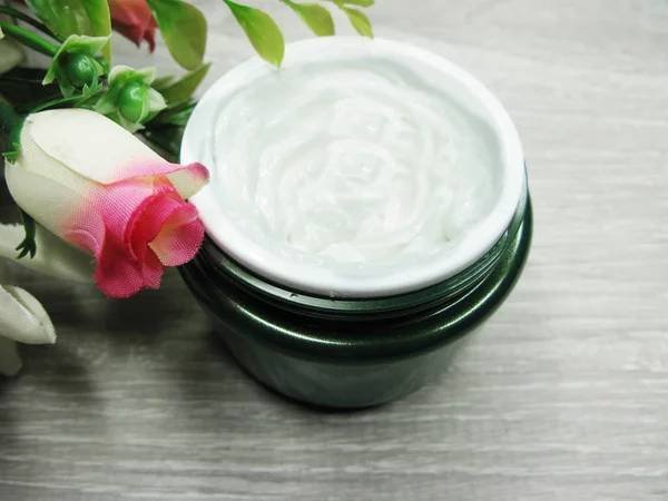 Crema cosmética para el cuidado de la cara y flores de rosas —  Fotos de Stock