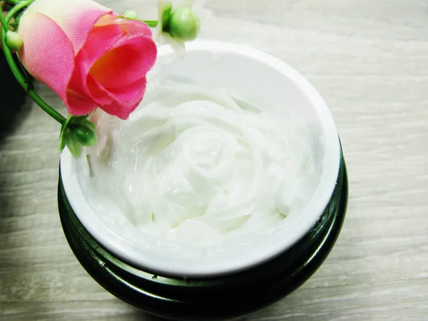 Cosmetic cream for face care and rose flowers — Stock Photo, Image
