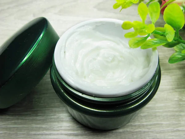 Crema cosmética para el cuidado de la cara y flores de rosas —  Fotos de Stock