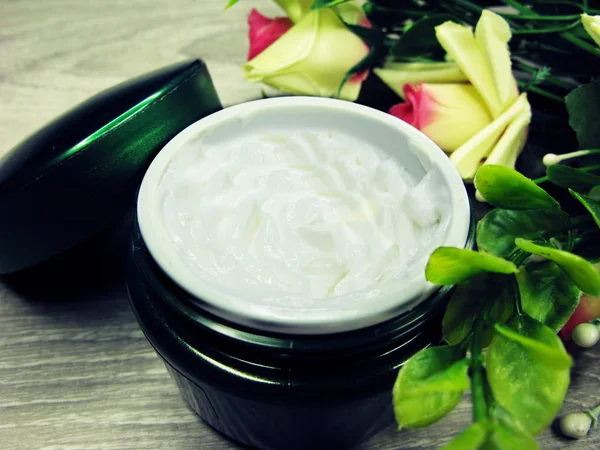 Cosmetic cream for face care and rose flowers — Stock Photo, Image