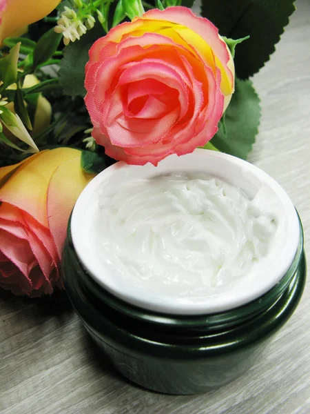 Crema cosmética para el cuidado de la cara y flores de rosas —  Fotos de Stock