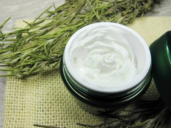 Crème cosmétique pour soins du visage et feuilles de romarin — Photo