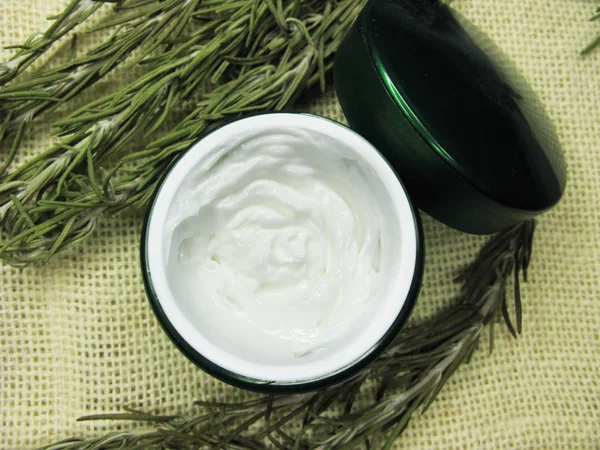 Crème cosmétique pour soins du visage et feuilles de romarin — Photo