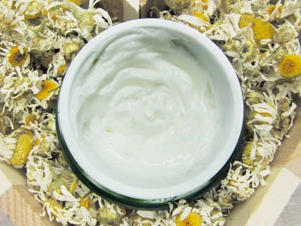 Crème cosmétique pour les soins du visage et les fleurs de marguerite — Photo