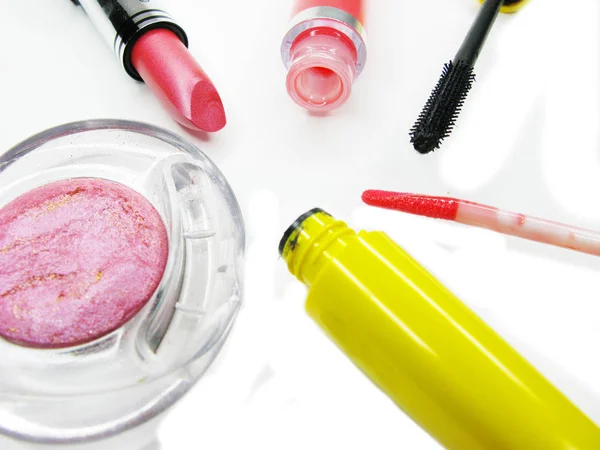 Lippenstift eye shadows lipgloss mascara groep ingesteld cosmetische voor mak — Stockfoto