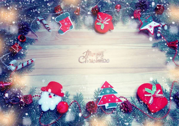 Juldekoration och snö på trä bakgrund — Stockfoto