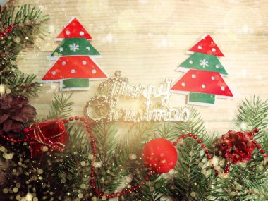 Noel dekorasyonu ve ahşap arka plan üzerinde kar