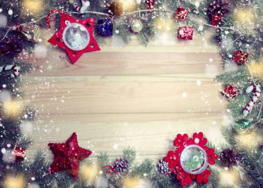 Noel dekorasyonu ve ahşap arka plan üzerinde kar