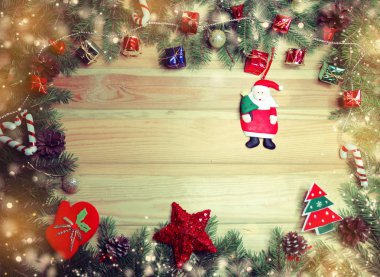 Noel dekorasyonu ve ahşap arka plan üzerinde kar