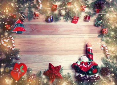 Noel dekorasyonu ve ahşap arka plan üzerinde kar