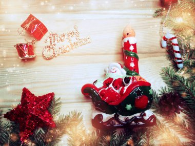 Noel dekorasyonu ve ahşap arka plan üzerinde kar