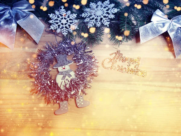 Gelukkig sneeuwpop Kerstmis achtergrond met sneeuw en sneeuwvlokken — Stockfoto