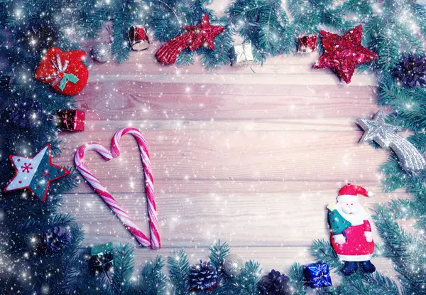 Juldekoration och snö på trä bakgrund — Stockfoto