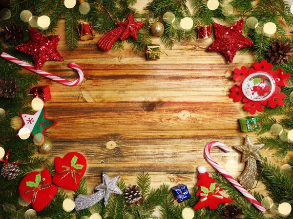 Karácsonyi dekoráció és garland fények a szüreti fa háttérben — Stock Fotó