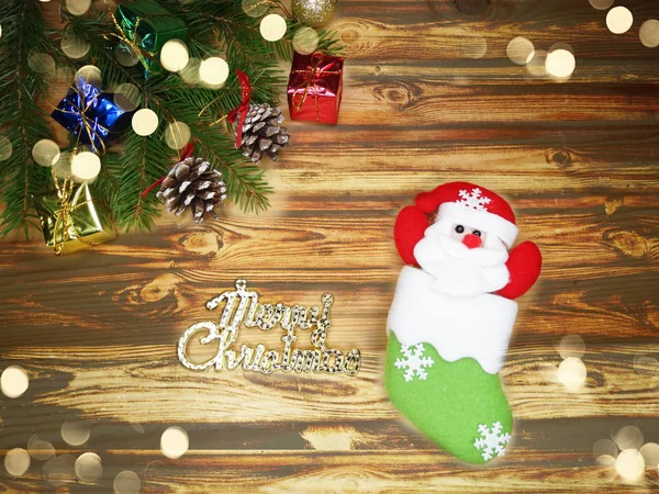 Decoración de Navidad y luces de guirnalda en backgr de madera vintage — Foto de Stock