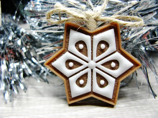 Galletas de Navidad pan de jengibre y decoración en el fondo de madera — Foto de Stock