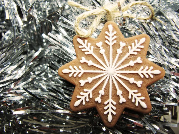 Biscoitos de Natal pão de gengibre e decoração em backgroun de madeira — Fotografia de Stock