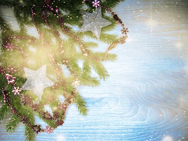 圣诞装饰和花环灯在老式木 backgr — 图库照片