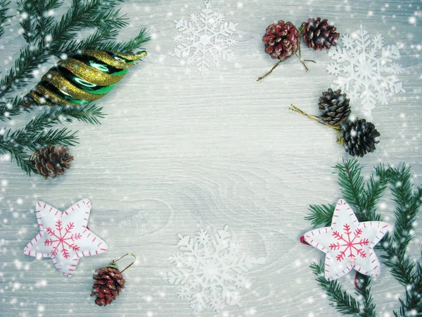 Vánoční dekorace a sníh na dřevěné pozadí kopírovat prostor — Stock fotografie