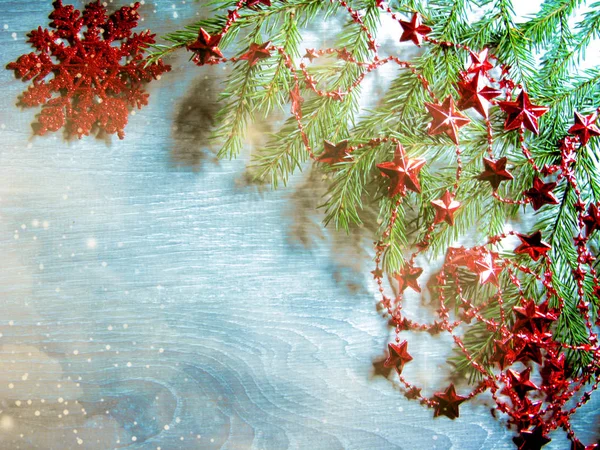Decoración de Navidad y luces de guirnalda en backgr de madera vintage — Foto de Stock