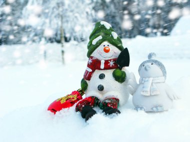 kar ve kar taneleri ile mutlu kardan adam Noel tebrik kartı