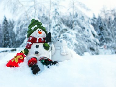 kar ve kar taneleri ile mutlu kardan adam Noel tebrik kartı