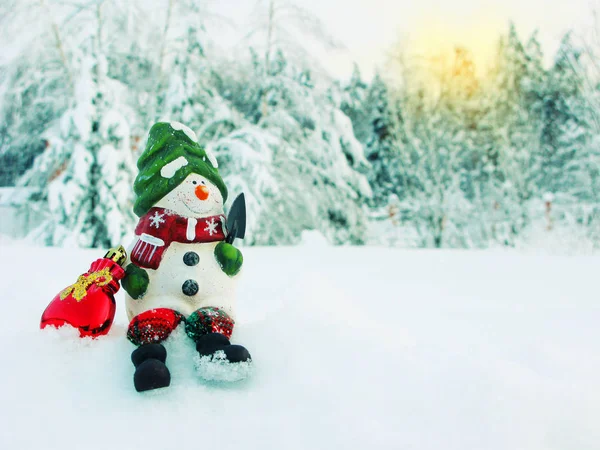 Felice pupazzo di neve biglietto di auguri di Natale con neve e fiocchi di neve — Foto Stock
