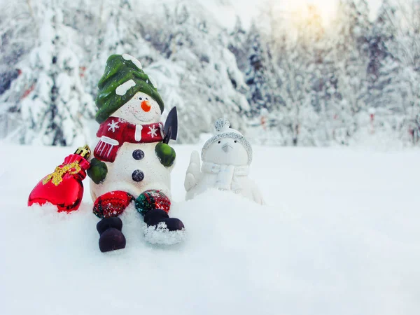 Gelukkig snowman christmas wenskaart met sneeuw en sneeuwvlokken — Stockfoto