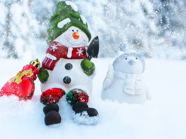 Feliz tarjeta de felicitación de Navidad muñeco de nieve con nieve y copos de nieve — Foto de Stock