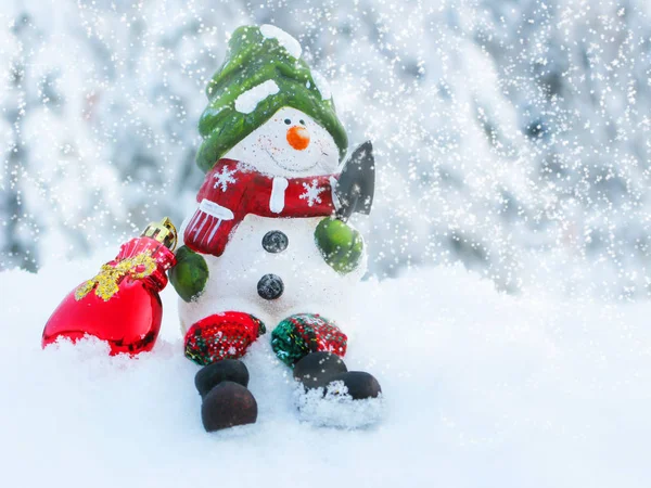 Feliz tarjeta de felicitación de Navidad muñeco de nieve con nieve y copos de nieve — Foto de Stock