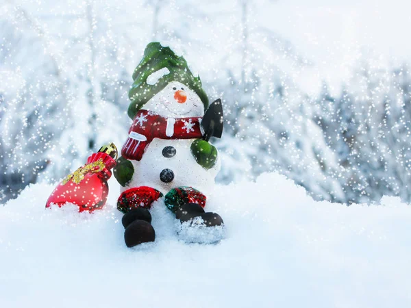 Χαρούμενος χιονάνθρωπος Χριστούγεννα ευχετήρια κάρτα με χιόνι και νιφάδες χιονιού — Φωτογραφία Αρχείου