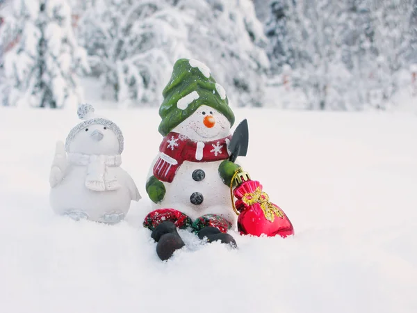 Щасливий сніговик Різдвяна листівка зі снігом та сніжинками — стокове фото