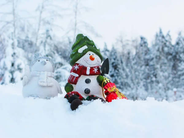 Happy snowman świąteczne z życzeniami ze śniegiem i śniegu — Zdjęcie stockowe