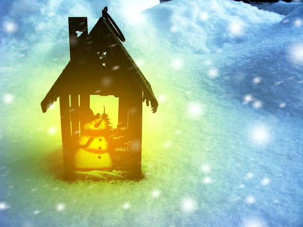 Kartkę z życzeniami christmas latarnia ze śniegiem i śniegu — Zdjęcie stockowe