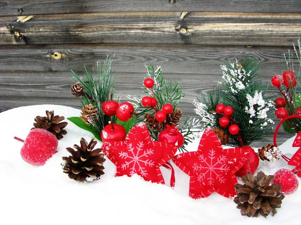 Décoration de Noël baies d'hiver et neige sur fond en bois — Photo