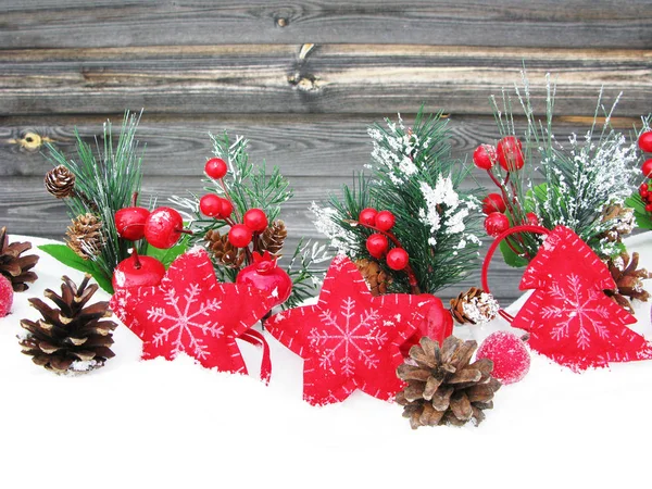 Decoración navidad invierno bayas y nieve sobre fondo de madera — Foto de Stock