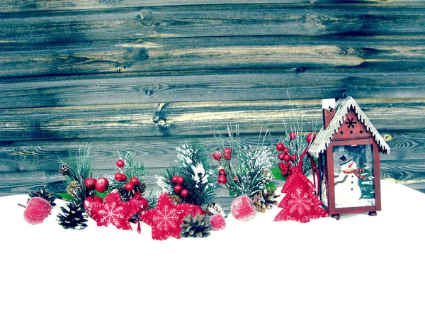 Χριστουγεννιάτικη διακόσμηση φανάρι χειμερινά μούρα και χιόνια στα ξύλινα β — Φωτογραφία Αρχείου