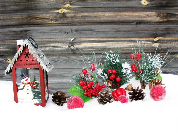 Navidad linterna decoración invierno bayas y nieve en madera b — Foto de Stock
